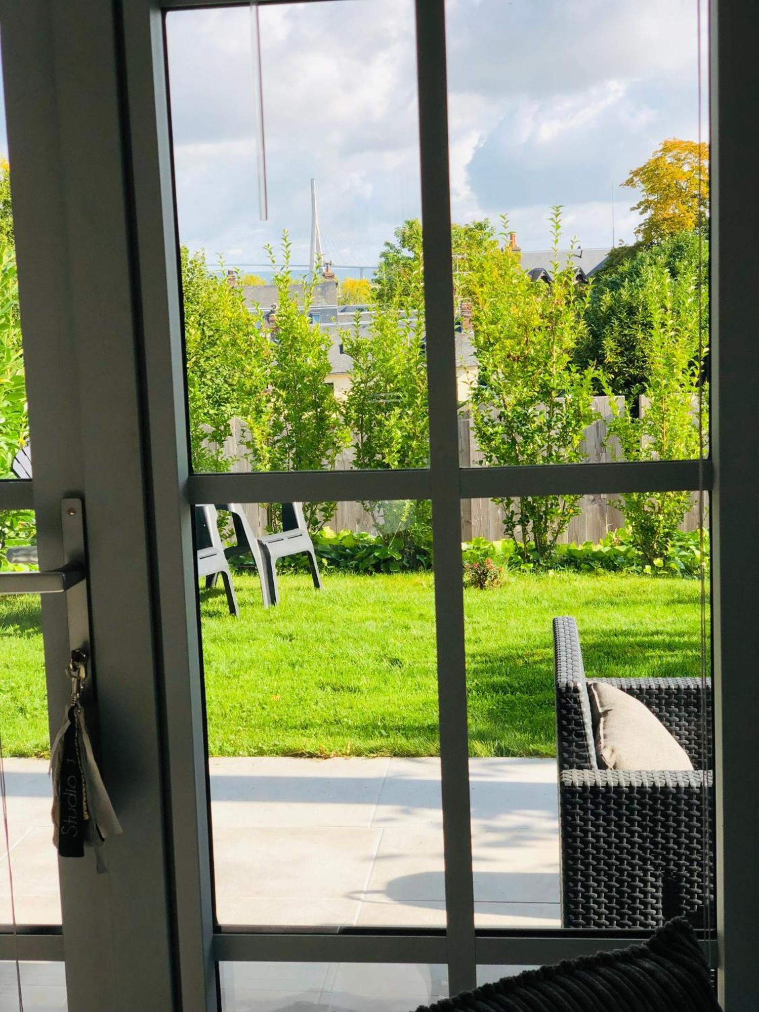 Bel Air Studios-Terrasse Couverte-Jardinet-Vue Pont De Normandie-Parking Prive Онфльор Екстериор снимка